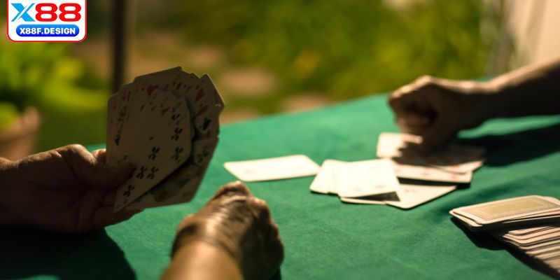 Cẩn thận quan sát bài của đối thủ